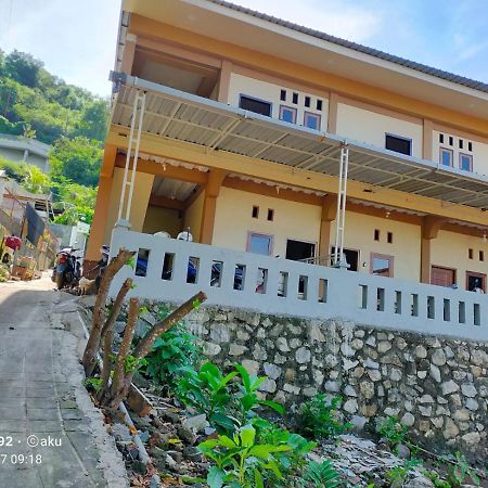 Andira Homestay Labuan Bajo Exterior photo